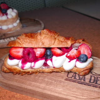 Deluxe Berries Croissant